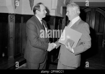 Il sindaco di Monaco Erich Kiesl con Johannes Heesters al Municipio di Monaco. Kiesl premia Heesters la medaglia di Monaco splende. [traduzione automatica] Foto Stock