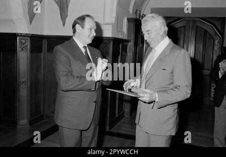 Il sindaco di Monaco Erich Kiesl con Johannes Heesters al Municipio di Monaco. Kiesl premia Heesters la medaglia di Monaco splende. [traduzione automatica] Foto Stock