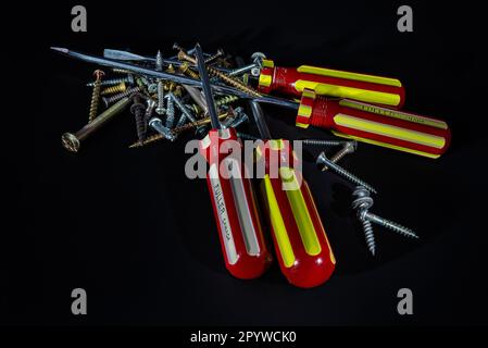 Il cacciavite, le viti sono utensili per la riparazione e il collegamento di parti in legno, utilizzati in particolare dai falegnami. Foto Stock