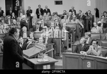 Il primo ministro bavarese Franz Josef Strauß consegna un discorso ai politici del parlamento di Stato bavarese nella sala plenaria del Maximilianeum di Monaco. [traduzione automatica] Foto Stock