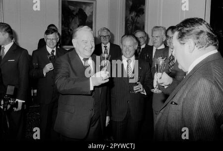 Alfons Goppel e la nuova MInisterpräsident bavarese Franz Josef Strauß alla consegna cerimoniale delle sale della Cancelleria di Stato. [traduzione automatica] Foto Stock