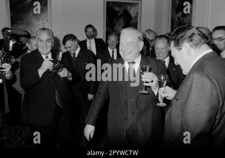 Alfons Goppel e la nuova MInisterpräsident bavarese Franz Josef Strauß alla consegna cerimoniale delle sale della Cancelleria di Stato. [traduzione automatica] Foto Stock