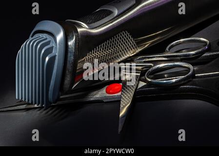 Rasoio elettrico per rifinire e rifinire la barba. Forbici per la cura di capelli e barba. Attrezzi per barbiere. Foto Stock