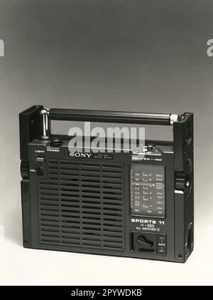 Media - radio portatile, dispositivo a transistor di Sony. [traduzione