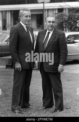 Germania, Bonn , 18.09.1990. Archivio n.: 23-14-29 Conferenza stampa del DGB e delle associazioni dei datori di lavoro Foto: Heinz-Werner Meyer (a destra), Presidente della Federazione tedesca dei sindacati (DGB) e Klaus Murmann (a sinistra), Presidente della Confederazione delle associazioni tedesche dei datori di lavoro. [traduzione automatica] Foto Stock