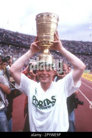 DFB Cup Final 1991 SV Werder Brema - 1. FC Koeln 5:4 dopo la punizione shootout /22.06.1991/ Uli Borowka (Werder) allieta, ha messo il DFB - Cup sulla sua testa [traduzione automatica] Foto Stock