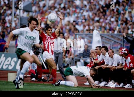 Finale della Coppa DFB 1991 SV Werder Brema - 1. FC Koeln 5:4 dopo la punizione sparatoria /22.06.1991/ Maurice Banach (Koeln) alza le braccia e le proteste, a destra Uli Borowka (Werder) sul terreno. [traduzione automatica] Foto Stock