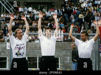 1991 finale della Coppa DFB SV Werder Bremen - 1. FC Koeln 5:4 dopo la punizione sparatoria /22.06.1991/ i giocatori di Colonia sono stati sospesi o feriti (da sinistra) Anders Giske, Frank Ordenewitz e Hansi Flick [traduzione automatica] Foto Stock