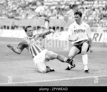 1991 finale della Coppa DFB SV Werder Bremen - 1. FC Koeln 5:4 dopo la punizione shootout /22.06.1991/ Klaus Allfos (Werder) attraversa Andreas Gielchen (a sinistra) [traduzione automatica] Foto Stock