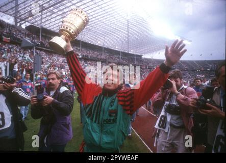 1991 finale della Coppa DFB SV Werder Bremen - 1. FC Koeln 5:4 dopo la punizione shootout /22.06.1991/ Coach otto Rehhagel (Werder) allieta con la coppa in mano [traduzione automatica] Foto Stock