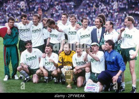 DFB Cup Final 1991 SV Werder Brema - 1. FC Koeln 4:3 Vincitore nel calcio di punizione del Team Bremen con la coppa. Uli Bowka bere dalla bottiglia di champagne [traduzione automatica] Foto Stock