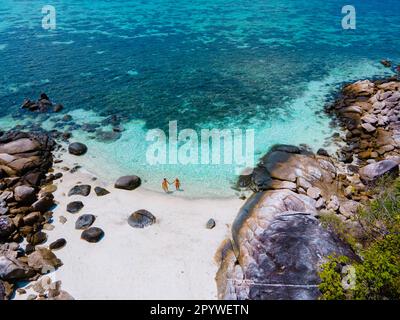 Un paio di uomini e donne in visita KLA Island Koh Lipe Thailandia è una piccola isola sulla costa di Ko Lipe con una barriera corallina grande snorkeling luogo che si può raggiungere con un kayak Foto Stock