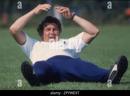 1860 Monaco stagione 1977/78. Allenatore Heinz Lucas durante la ginnastica 15.07.1977 (stimato). LE NORMATIVE DFL VIETANO L'USO DI FOTOGRAFIE COME SEQUENZE DI IMMAGINI E/O QUASI-VIDEO [TRADUZIONE AUTOMATICA] Foto Stock