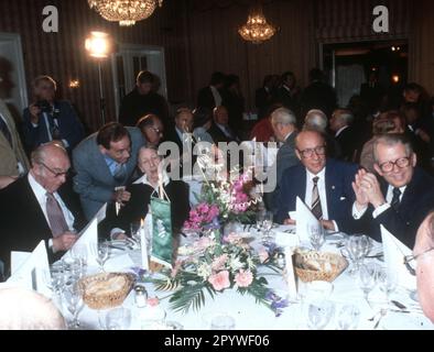 Addio al pullman nazionale Helmut Schön a Francoforte 15.11.1978. Helmut Schön siede al tavolo, alla sua destra il presidente del DFB Hermann Neuberger solo per uso giornalistico! Solo per uso editoriale! [traduzione automatica] Foto Stock