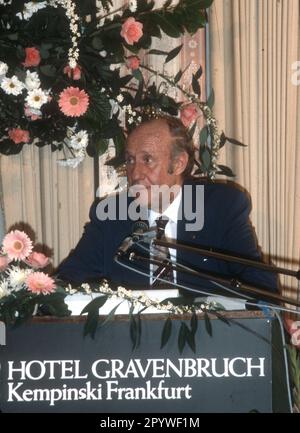 Cerimonia di congedo per la vettura nazionale Helmut Schön a Francoforte 15.11.1978. Helmut Schön al leggio solo per uso giornalistico! Solo per uso editoriale! [traduzione automatica] Foto Stock