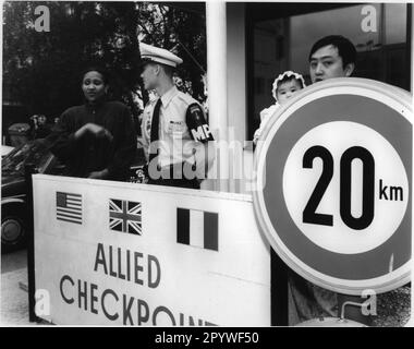 Berlino, Checkpoint Charlie, Friedrichstrasse. Il 22 giugno 1990, il checkpoint è stato smantellato come parte di un servizio commemorativo (cerimonia militare). Visitatori accanto a una guardia di frontiera americana. Bianco e nero. Foto, 06-22-1990. Foto Stock