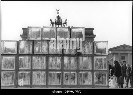 Centro di Berlino, porta di Brandeburgo (ereditata dal 1788 al 91, architetto: Carl Gotthard Langhans, Quadriga 1790/91, di Johann Gottfried Schadow). Vista da est: Oggetto d'arte (parete in blocchi di vetro) otticamente sotto la quadriga. Street scene, bianco e nero. Foto 1992. Foto Stock