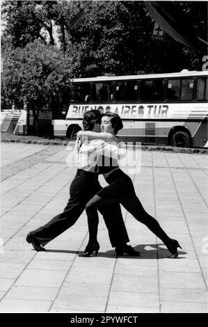 Buenos Aires, Argentina. Musica, ballo da ballo, ballo di strada: Tango. Ballare coppia danze tango sulla strada come uno spettacolo per i turisti. Street scene, bianco e nero. Foto, 1997. Foto Stock