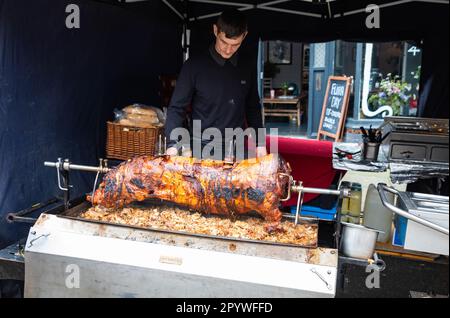 Helston, Cornovaglia, 5th maggio 2023, Flora Day che è un antico festival primaverile si è svolto oggi a Helston, Cornovaglia. Celebra la fine dell'inverno e segna l'arrivo della primavera. Migliaia di persone assistono a fare la fila per le strade e guardare le incredibili danze che hanno avuto inizio alle 7am:00. In quel primo ballo le coppie ballano attraverso le strade entrando in case selezionate. Hal An Tow racconta la storia di Helston. A metà mattina c'è una danza per bambini con oltre mille bambini che ballano dalle scuole locali tutti in abiti bianchi.Credit: Keith Larby/Alamy Live News Foto Stock