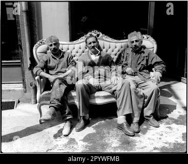 Etnologia: Turchia. Tappezzeria alla pausa pranzo. Posa per il fotografo sulla replica di un divano Rococo Family business gestito da fratelli. Bianco e nero. Foto, Istanbul, 1994. Foto Stock