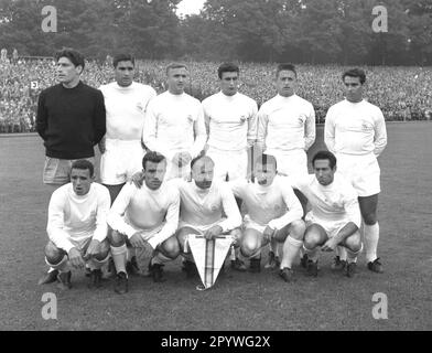 Partita internazionale amichevole: 1. FC Köln - Real Madrid 4:5/13.08.1960. 11-uomo squadra del Real Madrid prima della partita. Indietro da sinistra: TW. Rogelio Dominguez, Marquitos, José Emilio Santamaria, Pachin, Jose Maria Vidal e Jose Maria Zarraga. Di fronte a sinistra: Canario. Luis del Sol, Alfredo di Stefano, Ferenc Puskas e Francisco Gento. Solo per uso giornalistico! Solo per uso editoriale! [traduzione automatica] Foto Stock