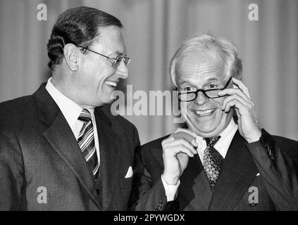 Juergen SCHREMPP e Helmut WERNER , presidente del consiglio di amministrazione di Mercedes-Benz AG , maggio 1995 [traduzione automatica] Foto Stock