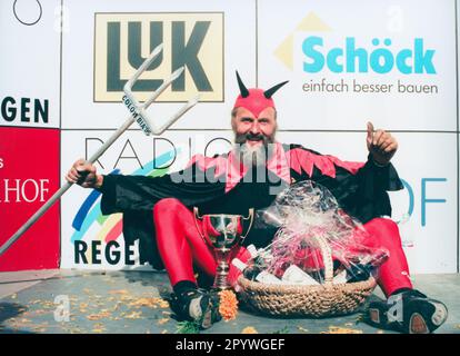 Tour Devil Dieter (Didi) Senft si siede di fronte a un cartellone con un trofeo e un cestino regalo dopo il Telekom Grand Prix nella prova cronometrata a coppie. [traduzione automatica] Foto Stock