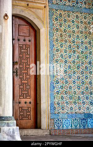 Particolare della porta, colonna e affreschi del cortile interno nell'antico palazzo Topkapi a Istanbul, Turchia, Brasile Foto Stock