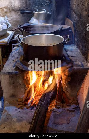 Cibo tradizionale brasiliano che viene preparato su vecchio, sporco e popolare stufa a legna, Brasile Foto Stock