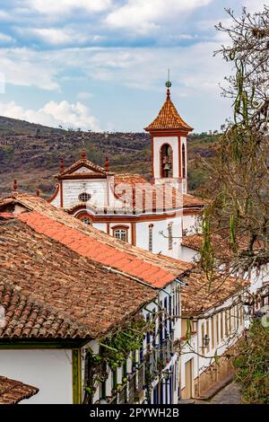 Strada storica nella città di Diamantina a Minas Gerais con le sue case e chiese in stile coloniale, Brasile Foto Stock