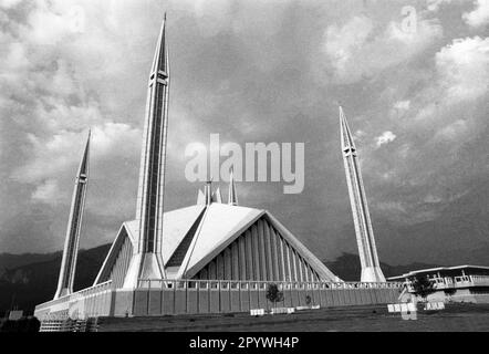 Pakistan, Islamabad, 27.10.1990. Stock No.: 21-59-27 Foto della città Islamabad Foto: La moschea di Shah Faisal è la moschea nazionale del Pakistan. Si trova a nord-ovest della capitale pakistana Islamabad, di fronte alle colline Margalla. [traduzione automatica] Foto Stock