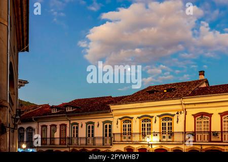 Facciate di vecchie case in stile coloniale con i loro balconi e finestre nella storica città di Ouro Preto a Minas Gerais, Brasile, Brasile Foto Stock