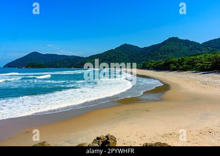 Spiaggia a Bertioga sulla costa nord dello stato di Sao Paulo circondato da foresta incontaminata e montagne, Brasile Foto Stock