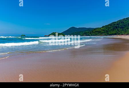 Paradise spiaggia tropicale circondata da foresta pluviale e montagne conservate a Bertioga sulla costa dello stato di Sao Paulo, Brasile Foto Stock