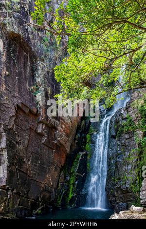 Cascata tra rocce con muschio e vegetazione conservata a Serra do Cipo in Minas Gerias, Brasile Foto Stock