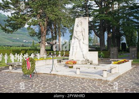 Merano, ItaIy - 29 aprile 2023: Austro-ungarico, itaIiano e tedesco dal primo e secondo cimitero di guerra mondiale a Merano, ItaIy. Primavera giorno di sole. Selezionare Foto Stock