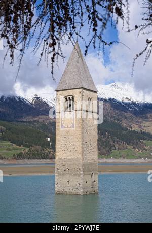 Curon Venosta, ItaIy - 29 aprile 2023: Paesaggi meravigliosi in Italia. Pittoresca vista della sorgente della Torre della chiesa affondata nel lago Resia. Trentino-Alto Adi Foto Stock