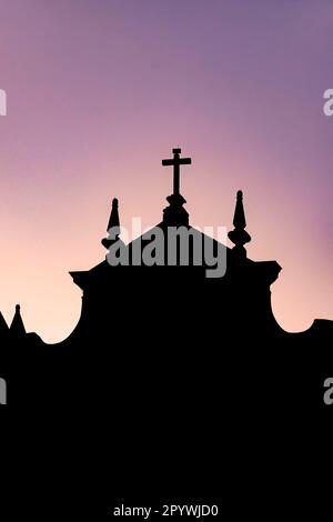 Silhouette di una chiesa storica in stile coloniale durante il tramonto nel quartiere Pelourinho nella città di Salvador, Bahia., Brasile Foto Stock