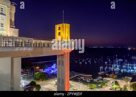 Facciata del famoso ascensore Lacerda nella illuminata di notte della città di Salvador a Bahia, Brasile Foto Stock