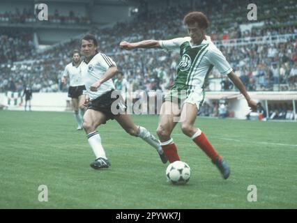 Coppa del mondo di calcio 1982 in Spagna. Turno preliminare: Algeria - Germania 2:1 / 16.06.1982 a Gijon. / Salah Assad (ALG) azione prima di Felix Magath (FRG). [traduzione automatica] Foto Stock