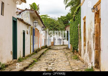 Vecchie strade della famosa città di Paraty sulla costa dello stato di Rio de Janeiro e fondata nel 1667 con le sue case in stile coloniale e. Foto Stock