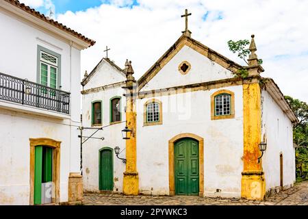 Famosa facciata churche nell'antica e storica città di Paraty sulla costa meridionale dello stato di Rio de Janeiro fondata nel 17th ° secolo, Brasile Foto Stock