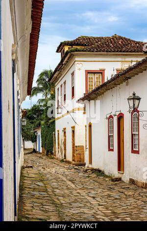 Strade, case e ciottoli nella storica città di Paraty sulla costa di Rio de Janeiro, Brasile Foto Stock