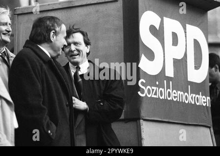 Germania, Hannover, 04.11.1990. Archivio No.: 21-31-07 Bundestag campagna viaggio della SPD Foto: Cancelliere candidato Oskar Lafontaine e Gerhard Schroeder, Stato Premier della bassa Sassonia [traduzione automatica] Foto Stock