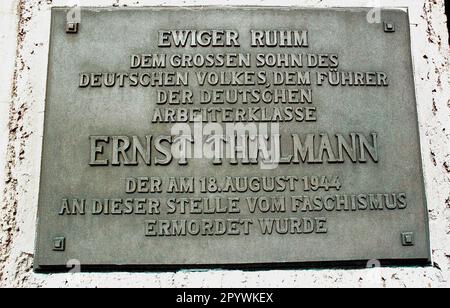 Storia / Parties / KPD / 1994 Memorial presso l'ex campo di concentramento di Buchenwald. Targa per Ernst Thaelmann fu assassinato qui dai nazisti nel 1945. Per la RDT questo è stato un posto importante. // campo di concentramento di Buchenwald / Nazi, vittime / Memoriale della DDR / [traduzione automatica] Foto Stock