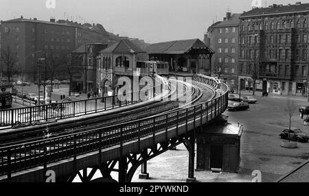 Quartieri di Berlino / Kreuzberg / 1976 Schlesisches Tor in metropolitana, treno sopraelevato. La stazione era l'ultima fermata prima di Berlino Est, il ponte Oberbaum sulla Sprea era chiuso, solo i pedoni erano autorizzati ad attraversarlo. Ecco perché c'erano così poche auto. [traduzione automatica] Foto Stock