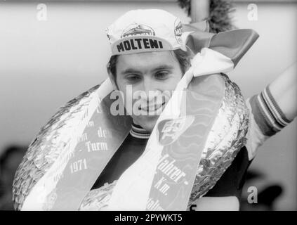 Gara ciclistica: Intorno alla Torre Henninger 1971. Eddy Merckx (Belgio) nel cerchio del vincitore 01.05.1971. [traduzione automatica] Foto Stock