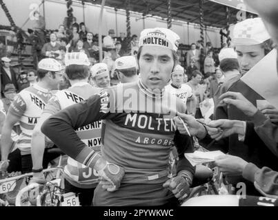 Gara ciclistica: Intorno alla Torre Henninger 1971. Eddy Merckx (Belgio) prima della partenza con cacciatori autografi 01.05.1971. [traduzione automatica] Foto Stock