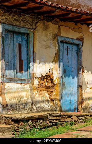 Casa vecchia e deteriorata fatta con rudimentali e antiche tecniche di costruzione in stile coloniale a Ouro Preto, Ouro Preto, Minas Gerais, Brasile Foto Stock