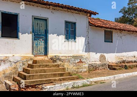 Vecchia casa con pareti intemperie utilizzate da popolazioni povere all'interno del Brasile, Brasile Foto Stock